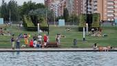 Los jiennenses disfrutan de las sombras y las aguas del parque del Bulevar. / Jason Moyano / Diario JAÉN.