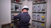 Refuerzo del suministro eléctrico por un operario en una red instalada dentro de un domicilio.