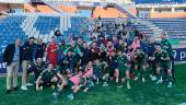 La plantilla y el cuerpo técnico del Linares Deportivo celebran su triunfo ante el Recreativo de Huelva.