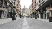 SORPRENDENTE. La calle Bernabé Soriano, al mediodía de ayer, completamente vacía.