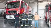 SERVICIO PÚBLICO. El jefe del cuerpo, Manuel Collado, y el edil Jesús Aguilar flanquean a dos bomberos.