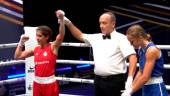 El juez levanta el brazo a Marta López después de derrotar a Nicole Durikova. Federación Española.