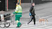 PREVENCIÓN. La Policía Nacional advierte que los ciudadanos se toman como excusa sacar al perro a la calle para dar, en su lugar, largos paseos.