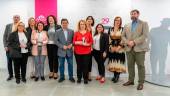 Las premiadas junto a Francisco Reyes, Andrés Rodríguez y directivos de Macrosad. 