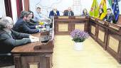 debate de guante blanco. El portavoz popular, Miguel Contreras, interviene durante el pleno que invistió como alcalde a Pablo Ruiz.