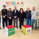 El vicerrector de Internacionalización, en el centro, junto a la directora de Secretariado de Universidades Europeas y el equipo de la Oficina NEOLAiA en la UJA. / Universidad de Jaén.