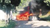 FUEGO. Contenedores ardiendo en medio de la carretera.