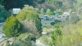 AMPLIO DESPLIEGUE. A la izquierda, control de la Guardia Civil en la autovía A-44, dirección Granada, a la altura del término municipal de Carchelejo. A la derecha, un control de la Policía Nacional en la Avenida Ruiz Jiménez de la capital.