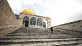 JERUSALÉN. Un hombre camina por el entorno de la Cúpula de la Roca en una fotografía de Archivo.