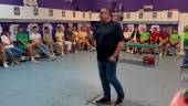 El coach, Pepe Cabello, durante una charla a los jugadores del Real Jaén. / Real Jaén CF. 