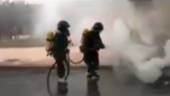 Dos bomberos apagan el fuego del vehículo. / Captura del vídeo / Bomberos de Jaén.