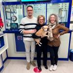 José Miguel Ruiz, Rosario Bailén y Marilena Gómez, junto a Nala. 