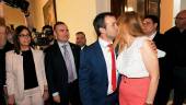 Julio Millán y María Cantos sellaron con este beso el pacto de 2019 en Jaén. / Archivo Diario JAÉN.
