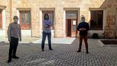 REUNIDOS. Pedro Pablo Gordillo, director del Conservatorio Andrés de Vandelvira, flanqueado por Francisco Bernal, director del Conservatorio Ramón Garay, y el delegado de Educación y Deporte, Antonio Sutil, en el patio del edificio.