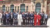 NUEVO EQUIPO. Foto de familia de la nueva Corporación Municipal, a las puertas de la Estación de Madrid, donde se ubica el salón de plenos del Ayuntamiento de Linares. 