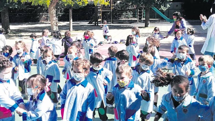 <i>Los alumnos y alumnas se divirtieron con la asistente virtual Alexa, a quien pidieron una canción de Camilo; todo fue alegría, hasta los profesores se disfrazaron.</i>