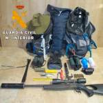 Rifle y objetos intervenidos. / Guardia Civil / Vía Europa Press. 