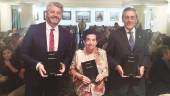 PRESENTACIÓN. Juan Espejo, Carmen Bermúdez y Antonio Martín en la puesta de largo de “Barro de la tierra” en la Real Sociedad Económica de Amigos del País.