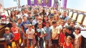 Lucas Paulano junto a sus familiares, amigos, vecinos, el alcalde Julio Millán y la diputada de Cultura y Deportes, África Colomo en el Ayuntamiento. / J. G. Armijo / Diario JAÉN. 