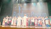 TEATRO CERVANTES. Los actores saludan al público al finalizar la representación. 