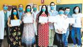 ENTREGA. Médicos residentes posan con sus diplomas junto a sus tutores.