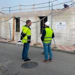 El delegado territorial de la Consejería en la provincia, Miguel Contreras, visita con el alcalde, Gonzalo Manuel Rus, las obras del edificio. / Junta de Andalucía.