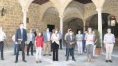 ÚBEDA. Susana Díaz y Francisco Reyes, en el centro, junto a representantes socialistas de la provincia y profesionales del sector turístico jiennense, en el patio central del Hospital de Santiago.