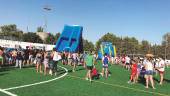 DIVERSIÓN. Mayores y pequeños disfrutan de las actividad acuática en el polideportivo.