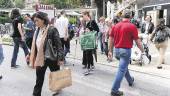 CALLE. Viandantes en el centro de la capital jiennense, durante las compras en sus comercios