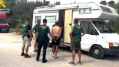 El presunto autor de los seis incendios forestales en Málaga, durante la detención. / Guardia Civil. 