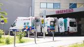 hospital. Ambulancias en la puerta de Urgencias, después de dejar pacientes.