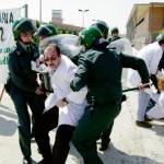 Miembros de la Guardia Civil desalojan a los manifestantes que impedían la entrada en la cárcel. / Archivo Histórico de Diario JAÉN.