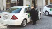 TRANSPORTE. Una señora se monta en un taxi en Jaén, uno de los más baratos de España.