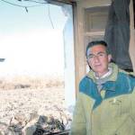 Andrés Expósito, junto a la ventana por la que logró salvar a los inmigrantes. / Archivo Histórico de Diario JAÉN.