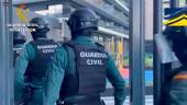 Guardias civiles a punto entrar a una vivienda para detener a un cabecilla de Bitzlato. / Guardia Civil.