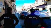 AUTORIDAD. Fotografía de Archivo de dos agentes de la Policía Nacional, de espaldas, frente a un coche patrulla.