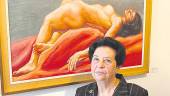 EL DESNUDO. Carmen Bermúdez Melero, ante una de sus obras, hace ahora una década, en la sala de exposiciones de Caja Granada.