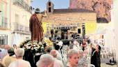 Los vecinos de Solera muestran su veneración ante la imagen divina de San Juan Bautista. / Álvaro Guzguti / Diario JAÉN. 