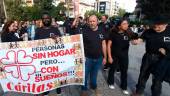 Manifestantes, durante la movilización de Cáritas Jaén en la Plaza de la Constitución. / F. Gaitán / Diario JAÉN.