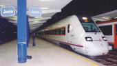 TRANSPORTE. Un tren de Renfe, parado en la estación de ferrocarril de la capital jiennense.