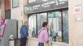 EN JAÉN. Fotografía de archivo de las taquillas de venta de billetes en la estación de tren, donde se puede apreciar al fondo una de las máquinas autoventa.