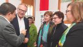 ENCUENTRO. Francisco Reyes, presidente del PSOE provincial, y José Guirao, ministro en funciones, con Paqui Hornos, Isabel Lendínez y Carmen Rísquez.