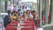 Varios grupos de amigos disfrutan de un aperitivo sentados en la terraza de un bar ubicado en el Paseo de la Estación.