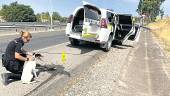 Agente de la Policía Nacional da de beber al cachorro rescatado en la autovía junto a la capital.