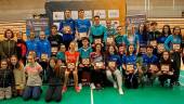 GANADORES. Los medallistas del Máster Jóvenes de Estella posan con sus trofeos; en el centro de la imagen, de azul turquesa, los miembros del CB Arjonilla.