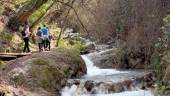 Turistas por el río Cerezuela, en Cazorla. / UJA.