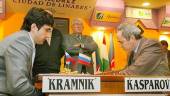 Luis Rentero observa una partida entre Vladimir Kramnik y Gary Kasparov. / Archivo Histórico de Diario JAÉN.