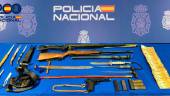 Dinero y armas requisadas. / Policía Nacional.