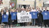 PROTESTA SIMBÓLICA. Participantes en la concentración convocada por Ajato y el Grupo de Abogados Jóvenes del Colegio de Jaén.
