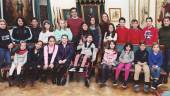 CONTINUIDAD. Marino Aguilera y Paloma Moyano, con los menores participantes en el pleno infantil.